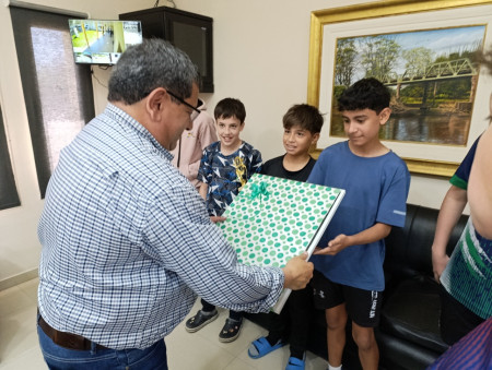 El equipo Santaluceño sub 13 campeón internacional en Santa Fe, hizo un obsequio especial al Intendente Norberto Villordo